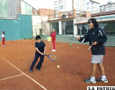 Larry Dupleich durante la enseñanza a los niños