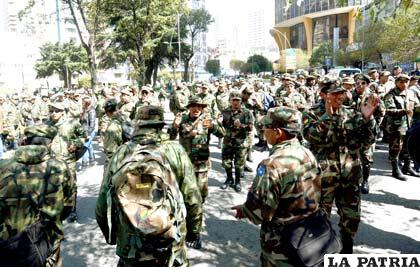 Sub oficiales movilizados pidiendo la descolonización de las Fuerzas Armadas