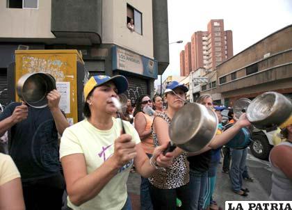 Venezolanos rechazan racionamiento de alimentos y la libertad de Leopoldo López