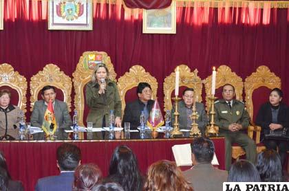 La ministra Gutiérrez en su reciente llegada a Oruro