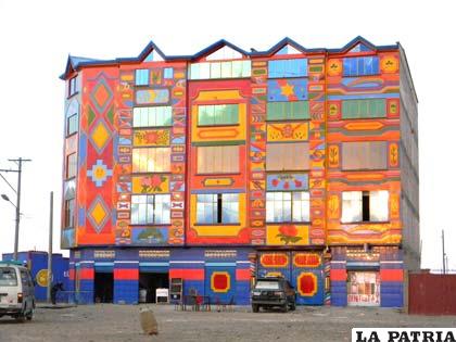 Colorido “cholet” en Villa Adela, ciudad de El Alto de La Paz