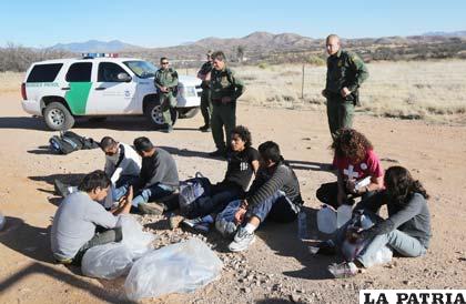 Inmigrantes detenidos en la frontera con Estados Unidos