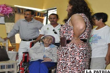 Doña Leandra cuando tenía 125 años, rodeada del cariño de sus familiares