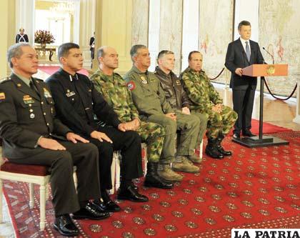 Santos junto a efectivos militares que participan en los diálogos de La Habana