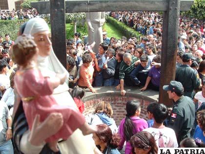 Tradicional peregrinación al Santuario de Santa Rosa en Perú