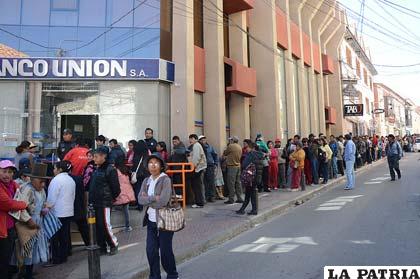 Largas filas en las entidades bancarias de Potosí antes del reinicio de la huelga /APG