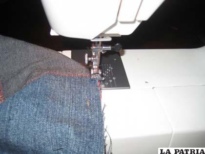 PASO 5
También se hace una costura uniendo la parte delantera con la parte trasera del bolso en ambos lados.