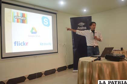 El expositor Rodolfo Huallpa explica durante el seminario