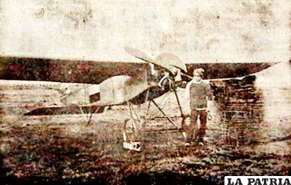 Luis O. Page, con su avión 