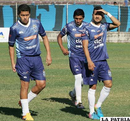 Saucedo, Torrico y Salinas, jugadores de Blooming /APG