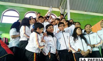 Los integrantes del club Alemán con el trofeo de campeón