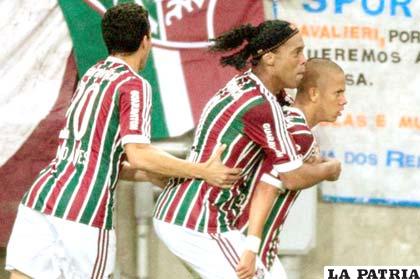 Ronaldinho celebra junto a Marcos Júnior el gol de Fluminense /GOLCARACOL.COM