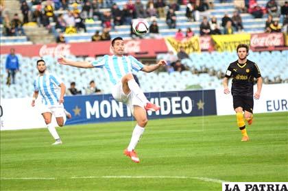 La acción del partido que se disputó ayer en el Centenario de
Montevideo /EFE