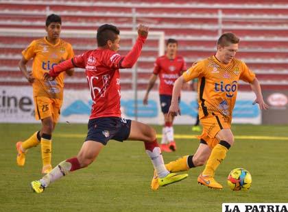 Chumacero avanza con balón dominado