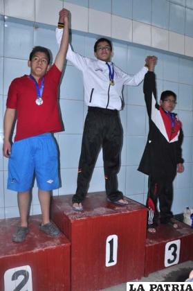 Sergio Andia logró oro en 100 Espalda en Juvenil 