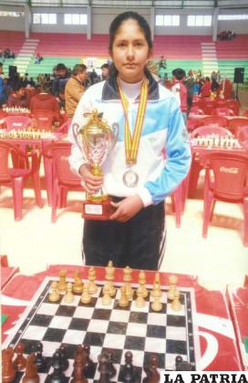 La deportista Rommy rosales con el trofeo de subcampeona