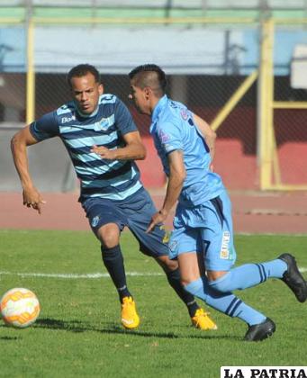Juan Carlos Arce intenta ganar la posesión de la pelota /APG