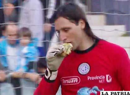 Le tiraron una hamburguesa a Olave y se la comió /FOXSPORTSLA.COM