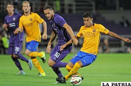 Suárez protege el balón ante el asedio de Rafinha /larazon.es