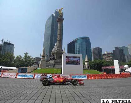 Esteban Gutiérrez recorre con su bólido el centro de México /oem.com