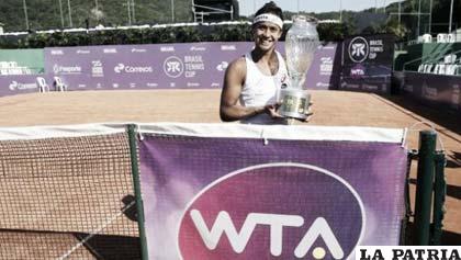 La rusa Margarita Gasparyan con el trofeo que ganó /vavel.com