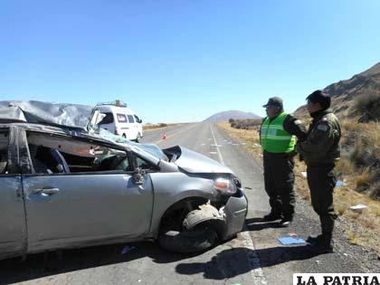 Investigadores observan los daños en el motorizado