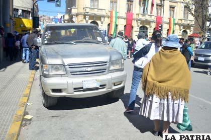 Este motorizado perjudicó el desfile escolar del lunes