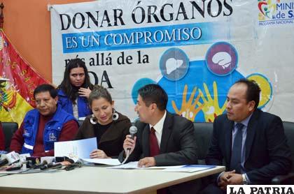 La ministra de Salud, Ariana Campero y otras autoridades del área de salud explicaron el proceso del trasplante /APG