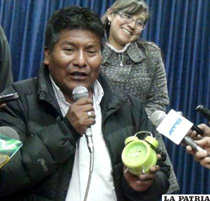 Gobernador muestra el reloj despertador que regaló a las servidoras públicas