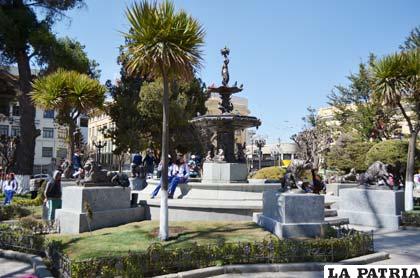 Revitalizada mirada de la fuente de la plaza 10 de Febrero