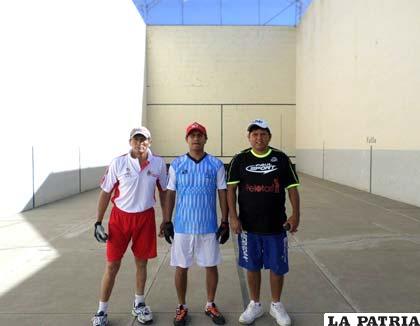 El orureño Claudio Ticona (centro) antes de jugar la final