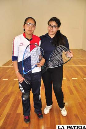 Deportistas que se alistan para el nacional de raquetbol