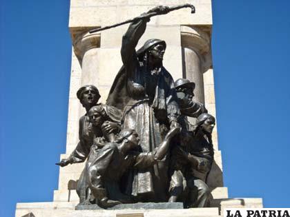 Monumento a las heroínas de la Coronilla en Cochabamba
