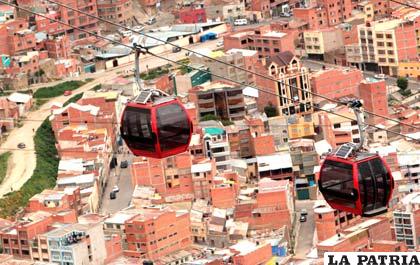 El teleférico le da un panorama diferente a la urbe paceña /Bolivia.com