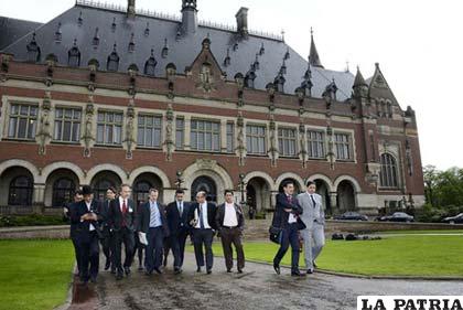 Delegación boliviana en La Haya /LOSTIEMPOS