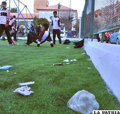 Algunos malos ciudadanos dejan su basura en el remozado espacio de recreación