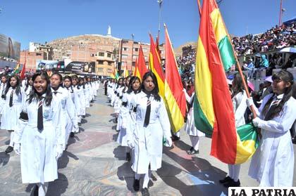 Casi al principio del desfile escolar hicieron su paso las señoritas del Liceo Pantaleón Dalence