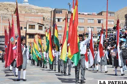 Trilogía de banderas caracterizó el paso de los alumnos de la Unidad Educativa Bolivia Vinto