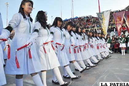 Homenaje de las estudiantes del Liceo Oruro