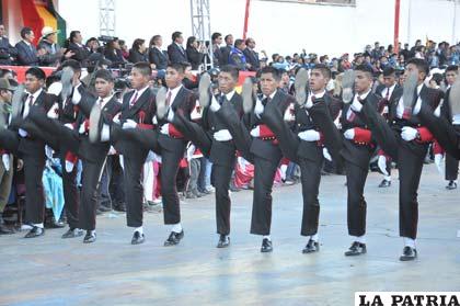 Paso de parada de estudiantes del Colegio 