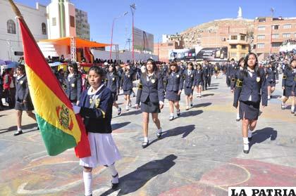 Patriotismo de alumnas del Colegio Don Bosco