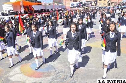 Elegantes damitas del colegio Donato Vásquez