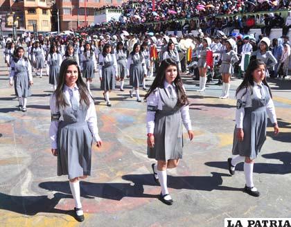 Rostros risueños de las señoritas del Colegio Jorge Oblitas