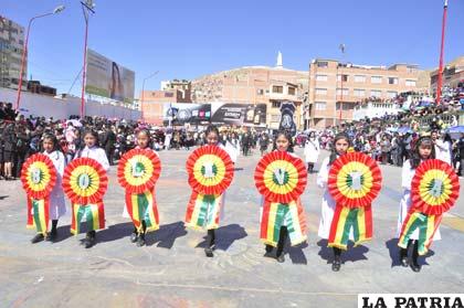 Estudiantes portan la tradicional escarapela