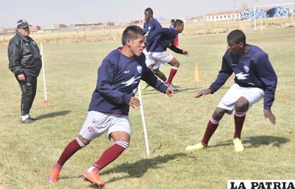 Mijaíl Huanca entre los jugadores que esperan una oportunidad