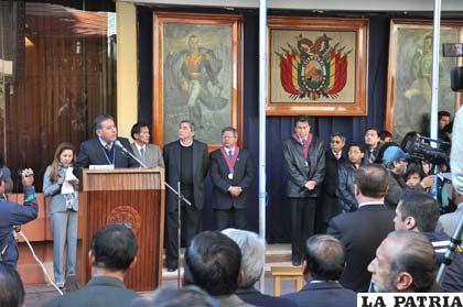 Homenaje a los 190 años de independencia de Bolivia