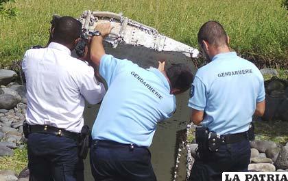 Gendarmes revisan parte del artefacto siniestrado /elhorizonte.mx