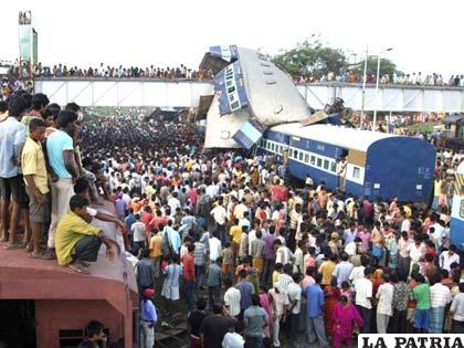 Los trenes que impactaron mutuamente dejando varios muertos y heridos en la India /nacion.com
