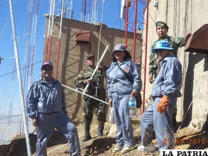 Personal de Radio Batallón Topater que instaló la antena en el cerro San Felipe