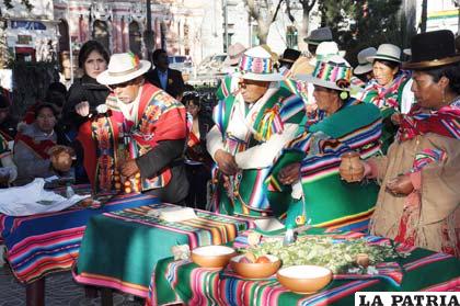 Autoridades originarias presentaron ofrendas en ceremonia de homenaje a la patria